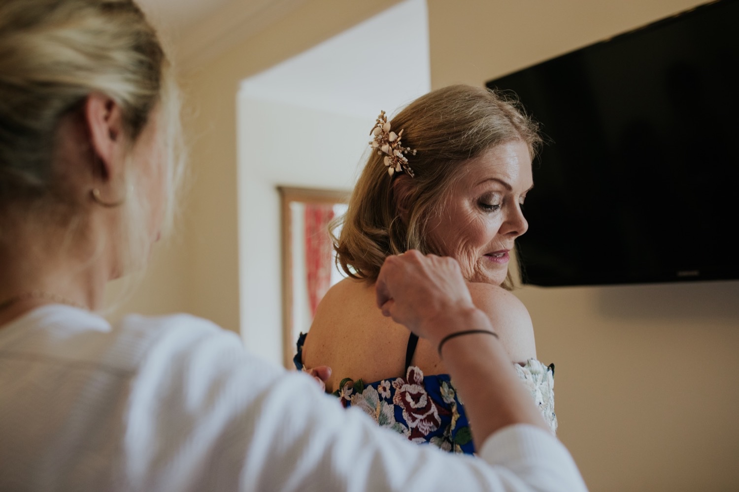 bride getting ready on her wedidng day at carberry tower venue
