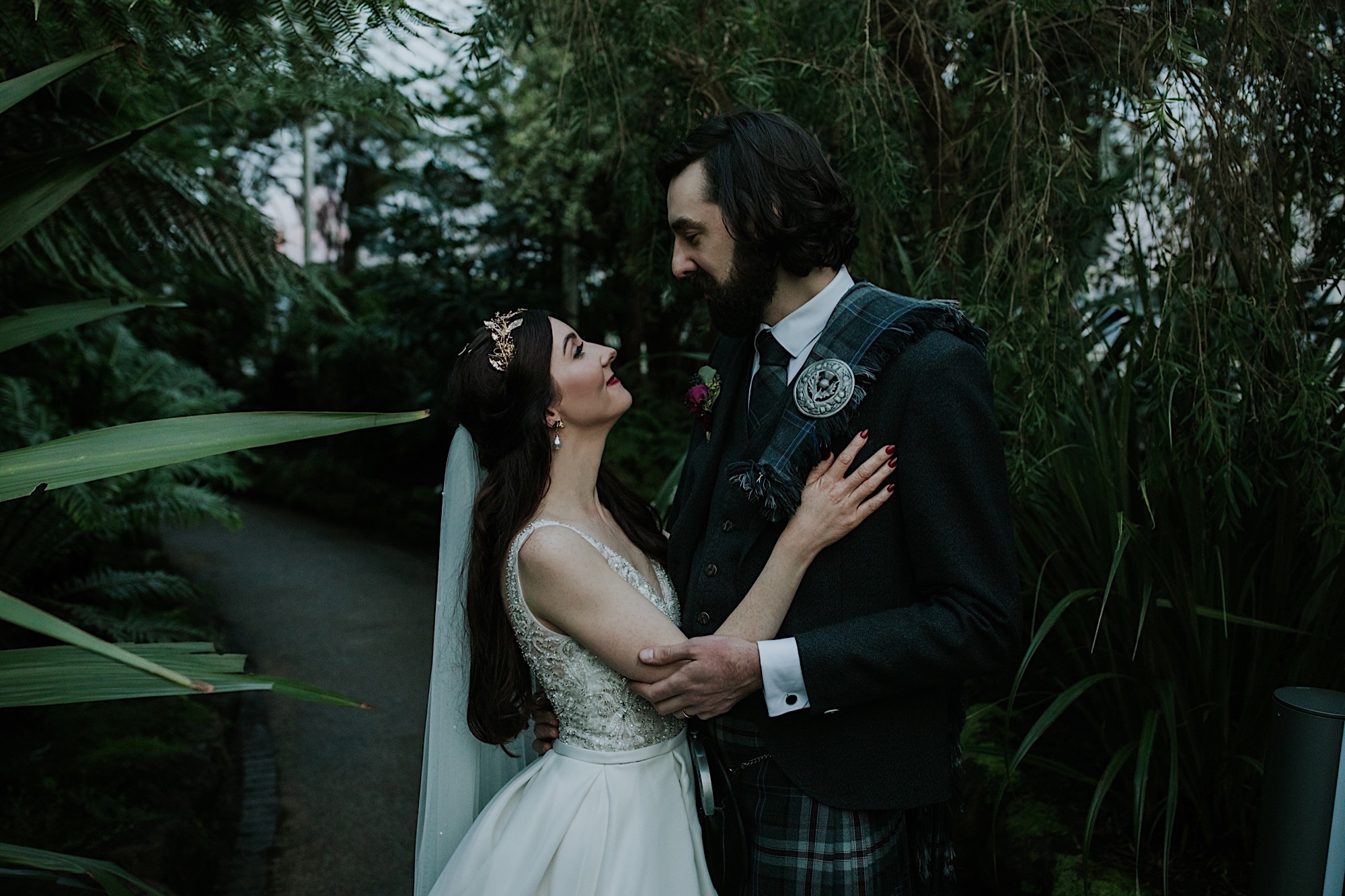 bride and groom glasshouse glasgow botanical gardens